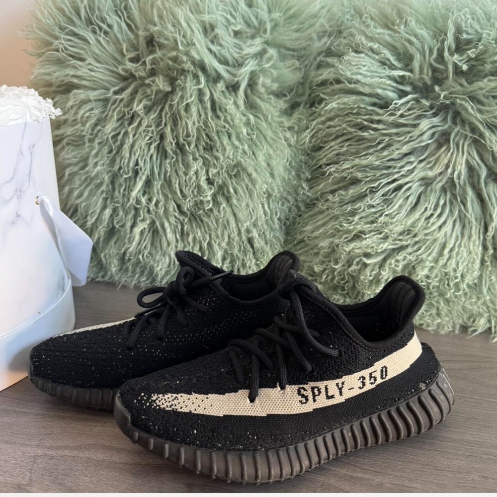 Yeezy Black Unisex 350 size 6 men size 8 women